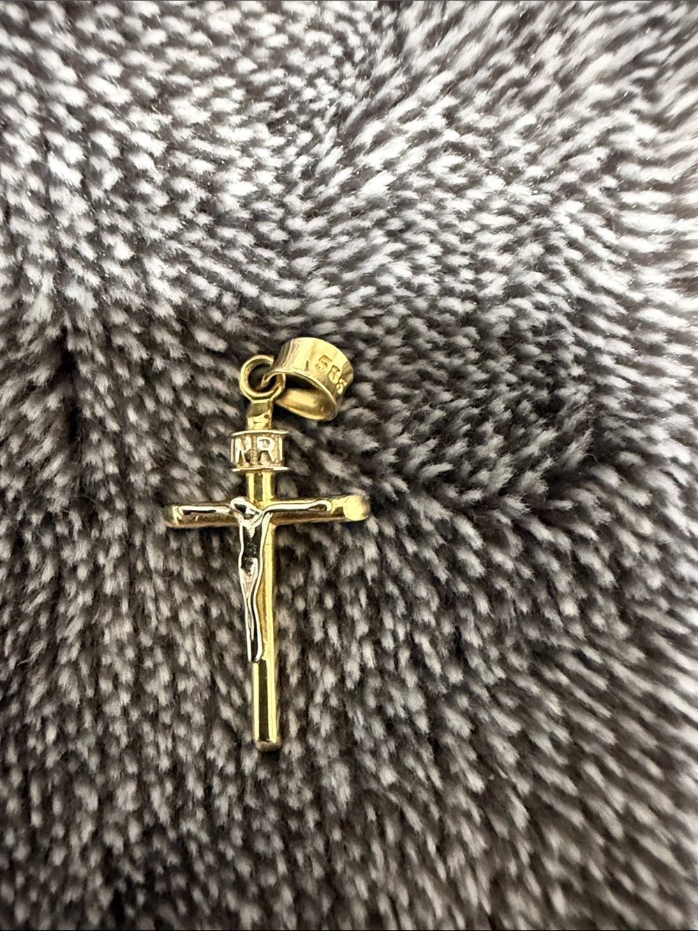 Elegant Gold Cross Pendant, yellow real  gold